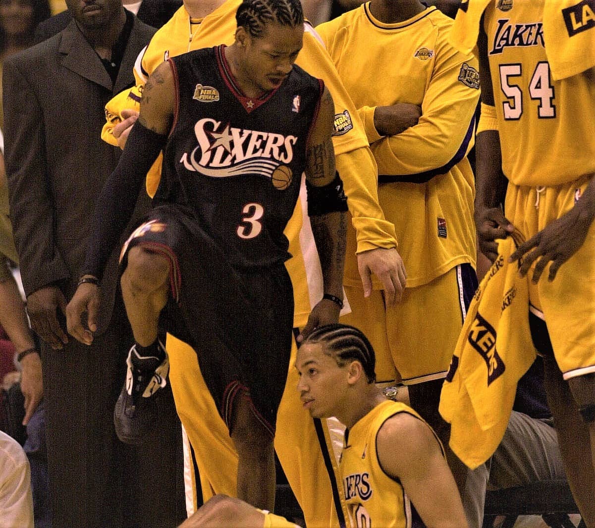 Allen Iverson salta sobre Tyronn Lue Sixers Lakers Finales NBA